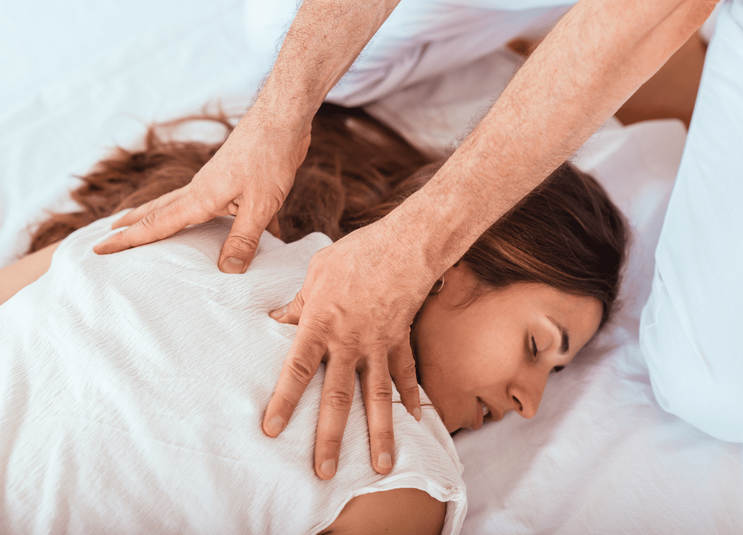Person erhält entspannende Shiatsu-Massage. Hände üben Druck auf den Rücken aus, fördern Wohlbefinden und Energiefluss.