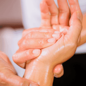 Person führt eine Shiatsu-Handmassage durch. Nahaufnahme der Hände bei einer entspannenden Shiatsu-Behandlung.
