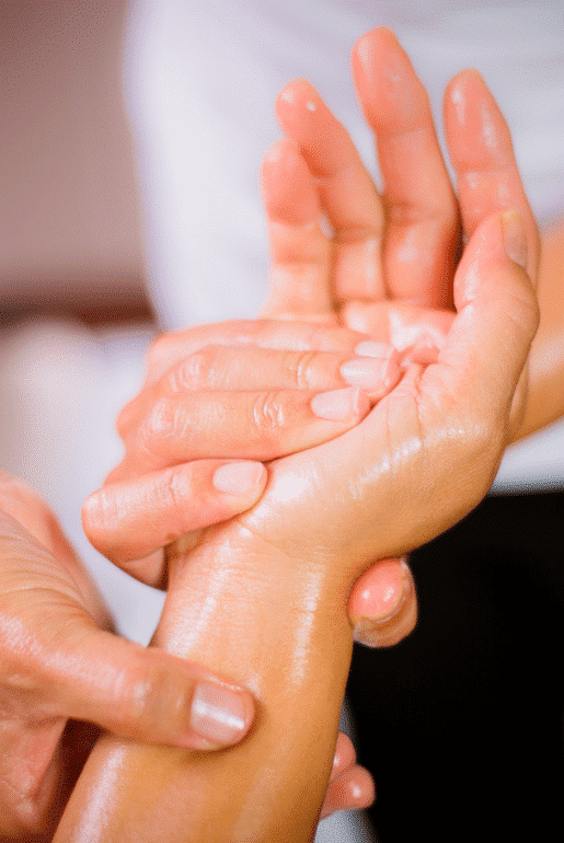 Person führt eine Shiatsu-Handmassage durch. Nahaufnahme der Hände bei einer entspannenden Shiatsu-Behandlung.